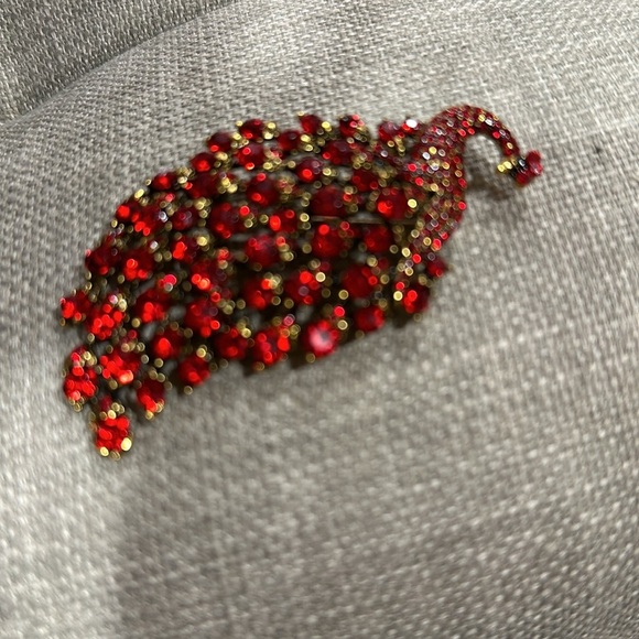 Elegant Red Peacock Brooch - Picture 5 of 6